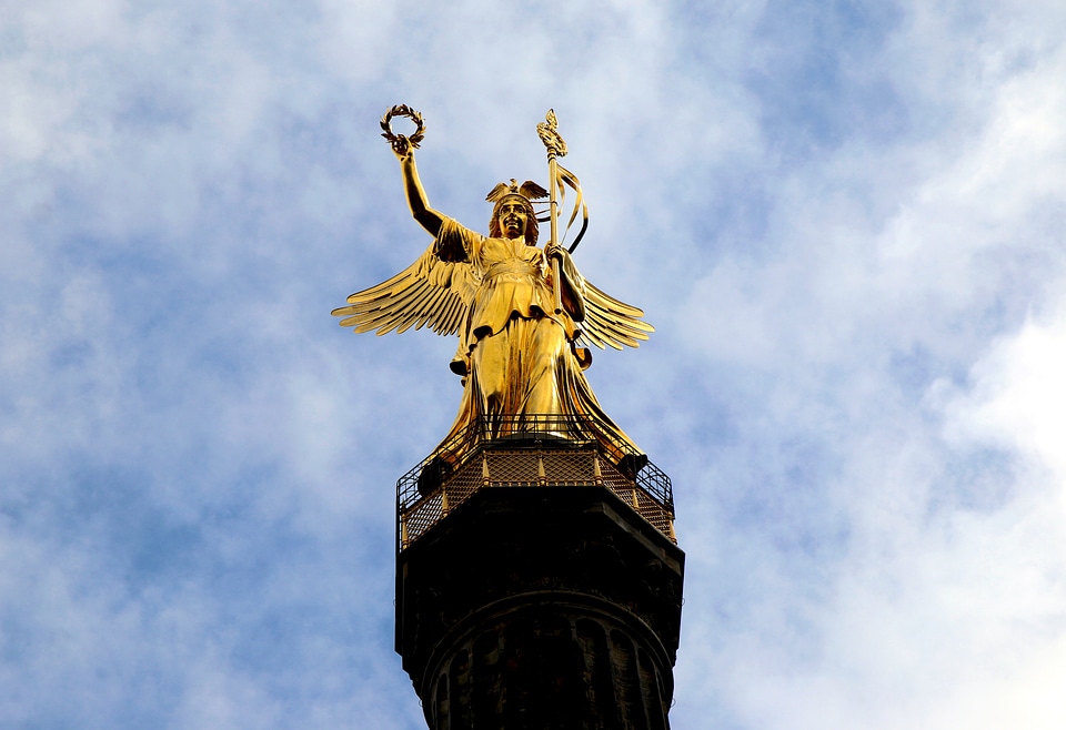 Capital monument gold
