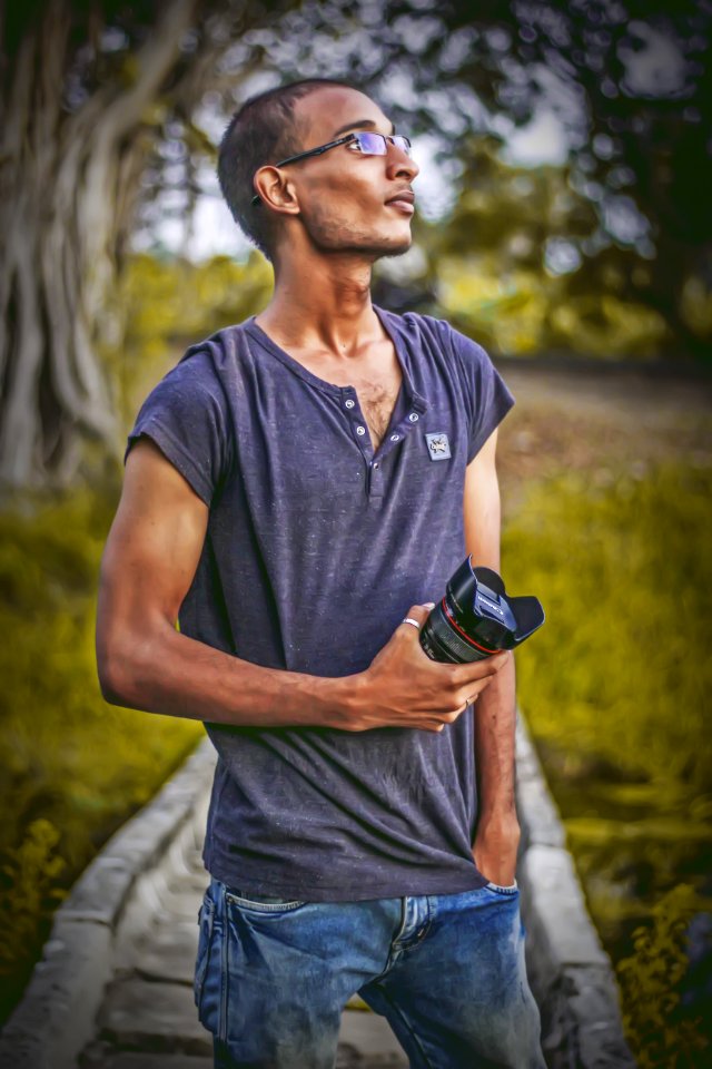 Shallow Focus Photography Of Man Wearing Gray T-shirt Holding Dslr Camera Lens
