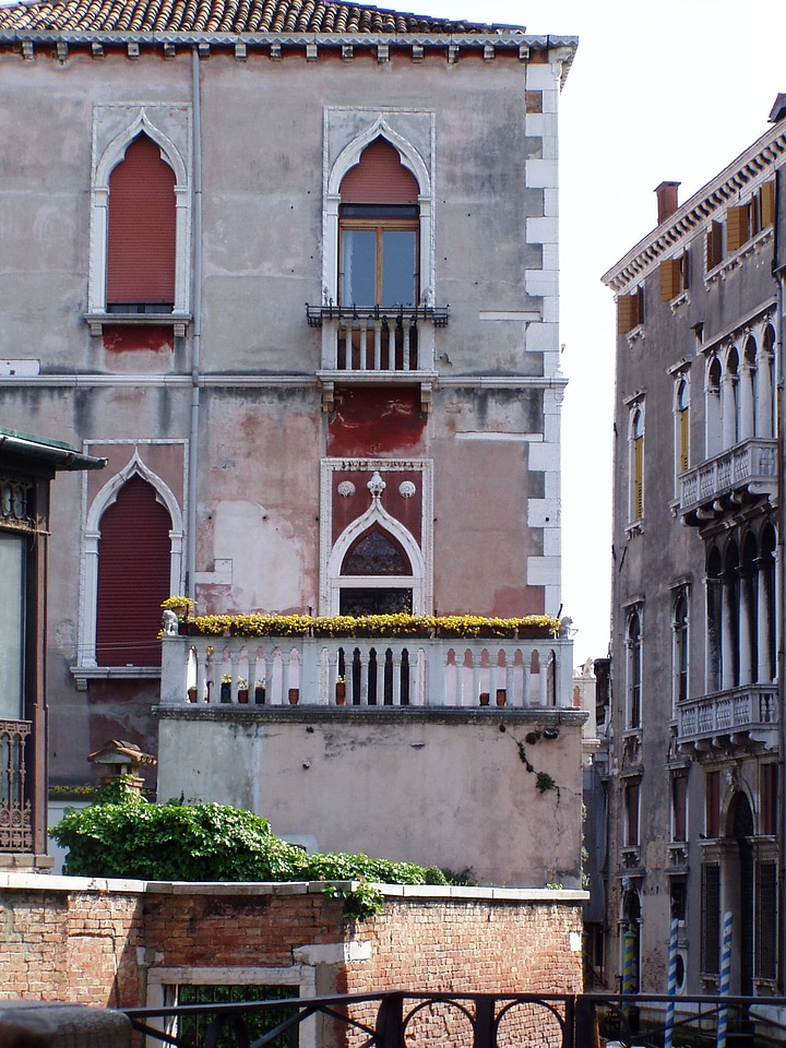 Architecture linear ornament