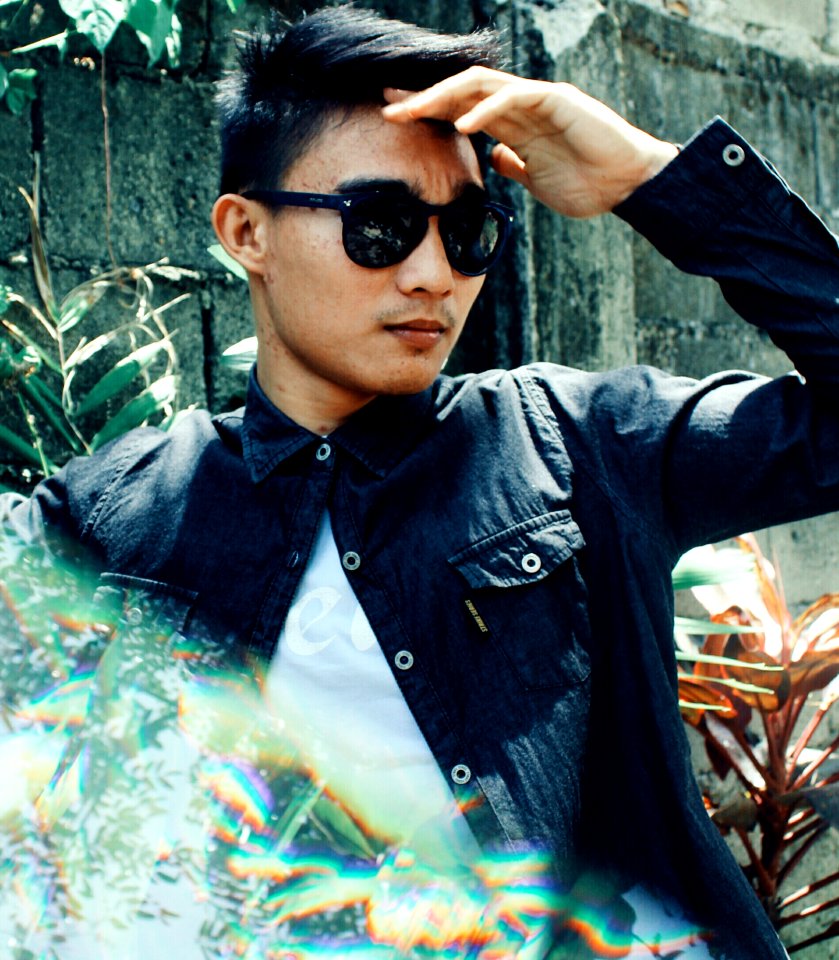 Man Wearing Black Button-up Collared Long-sleeved Shirt