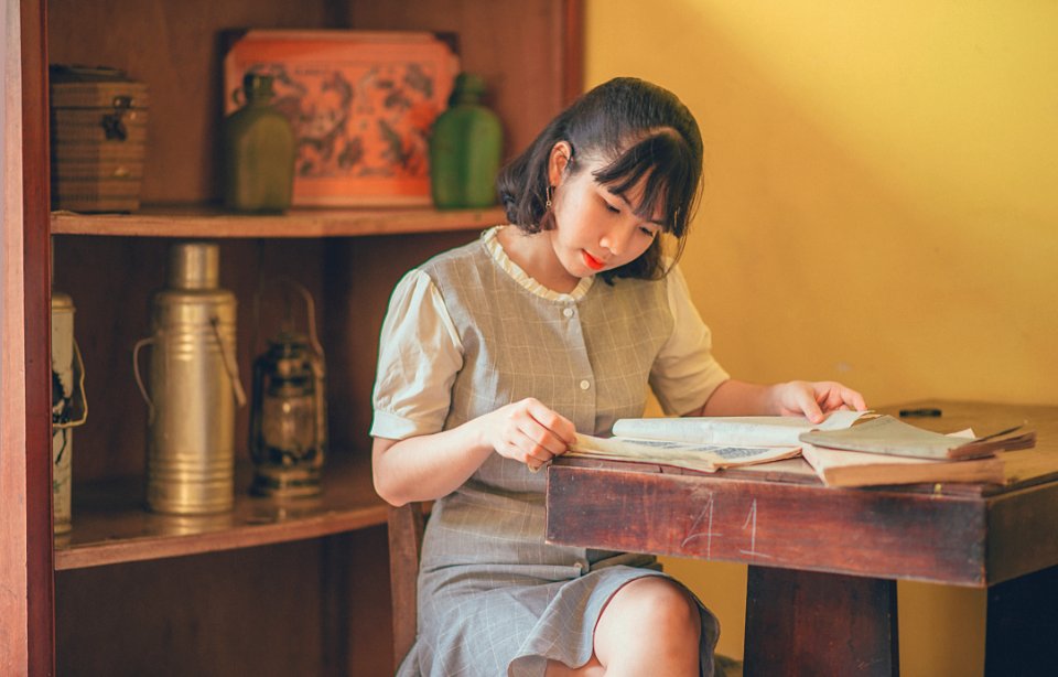 Photo Of Short-haired Woman Reading