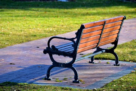 Black And Brown Wooden Bench Photo photo