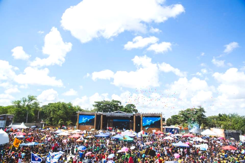 Black And Blue Stage Under Blue Daytime Sky