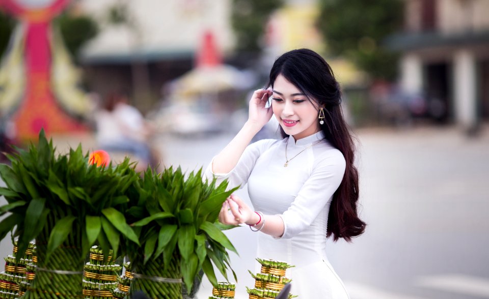 Woman Wearing White Long-sleeved Dress Photo photo