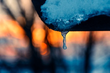 Selective Focus Photography Of Blue Dripping Water photo