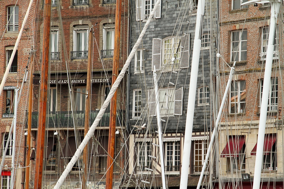Facade lake seaport