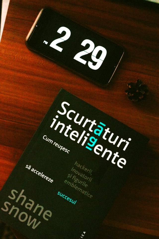 Black Android Smartphone Beside Scurtaturi Inteligente Book