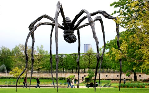 Brown Wooden Spider-formed Statue Photography photo