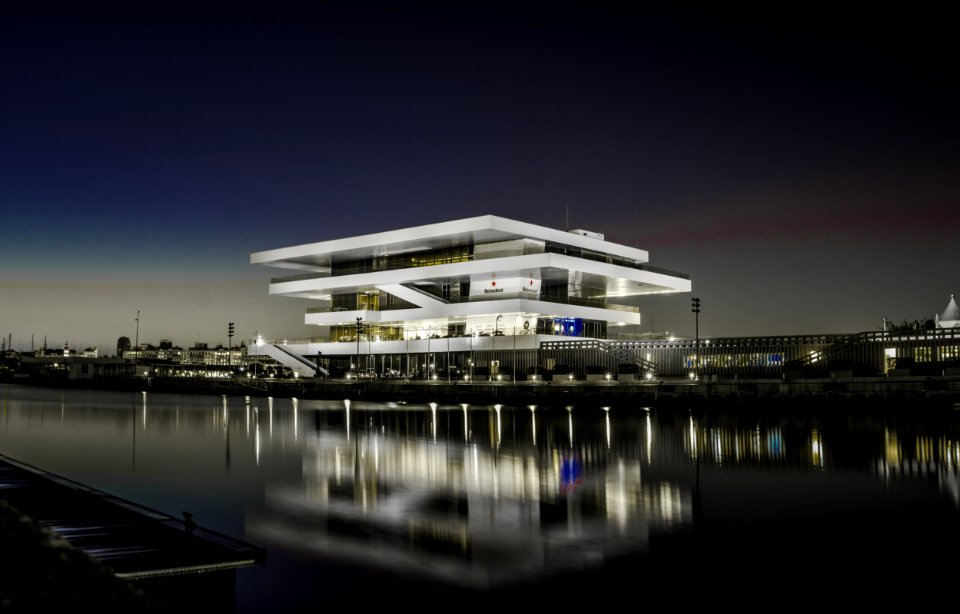 Photography Of Multi-storey Building Near Body Of Water photo