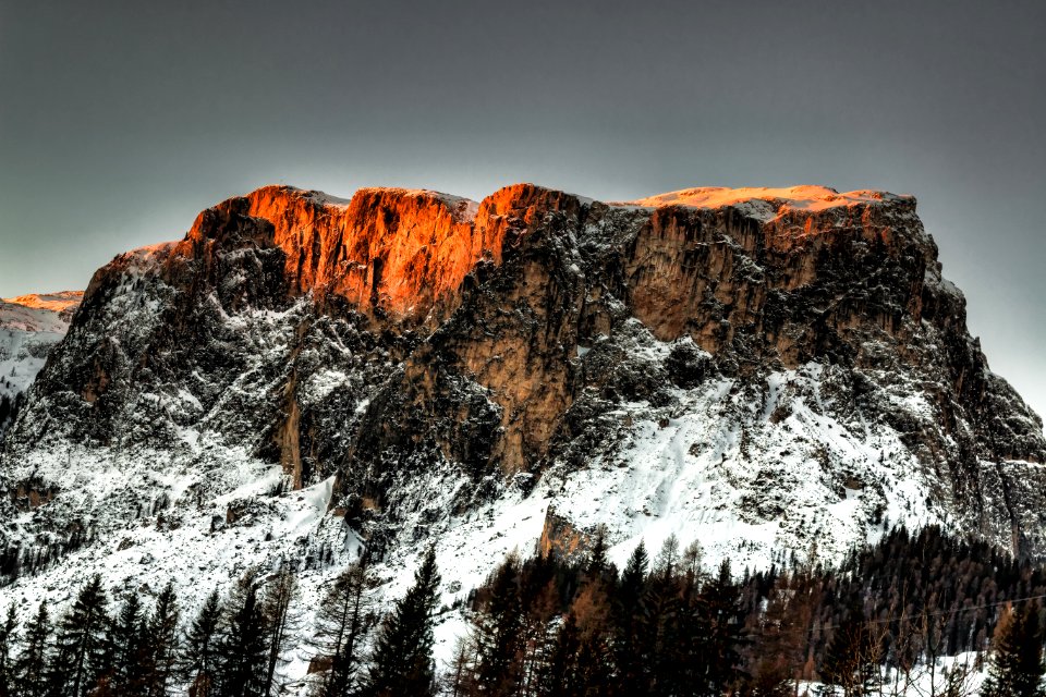 Brown And White Mountain Near Green Leaf Trees Wallpaper