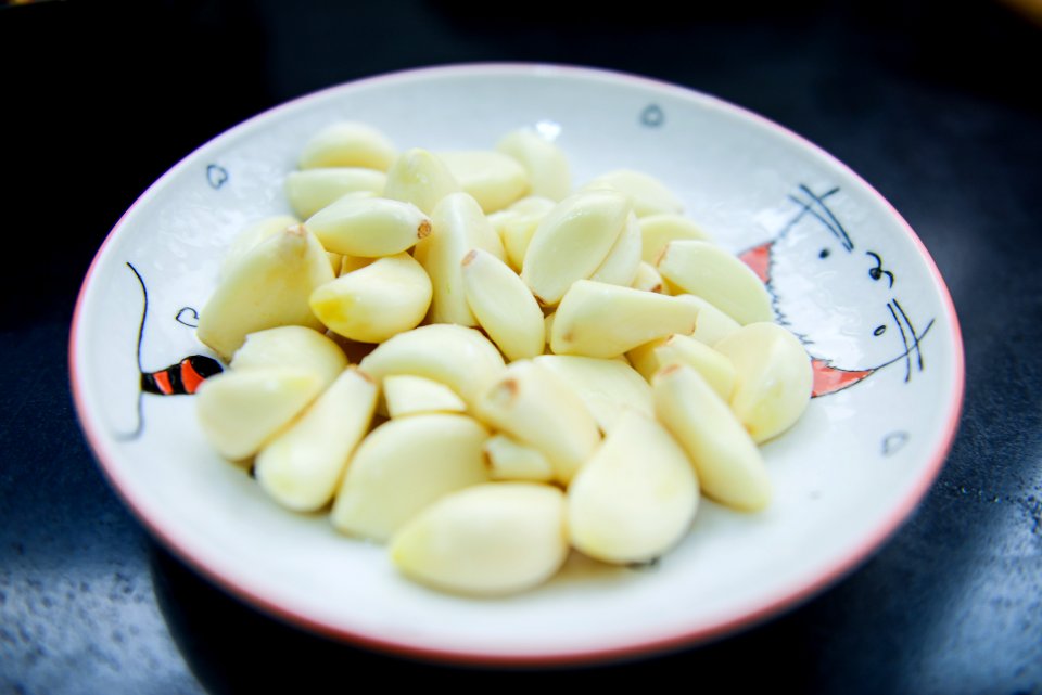 Garlic In White Ceramic Plate