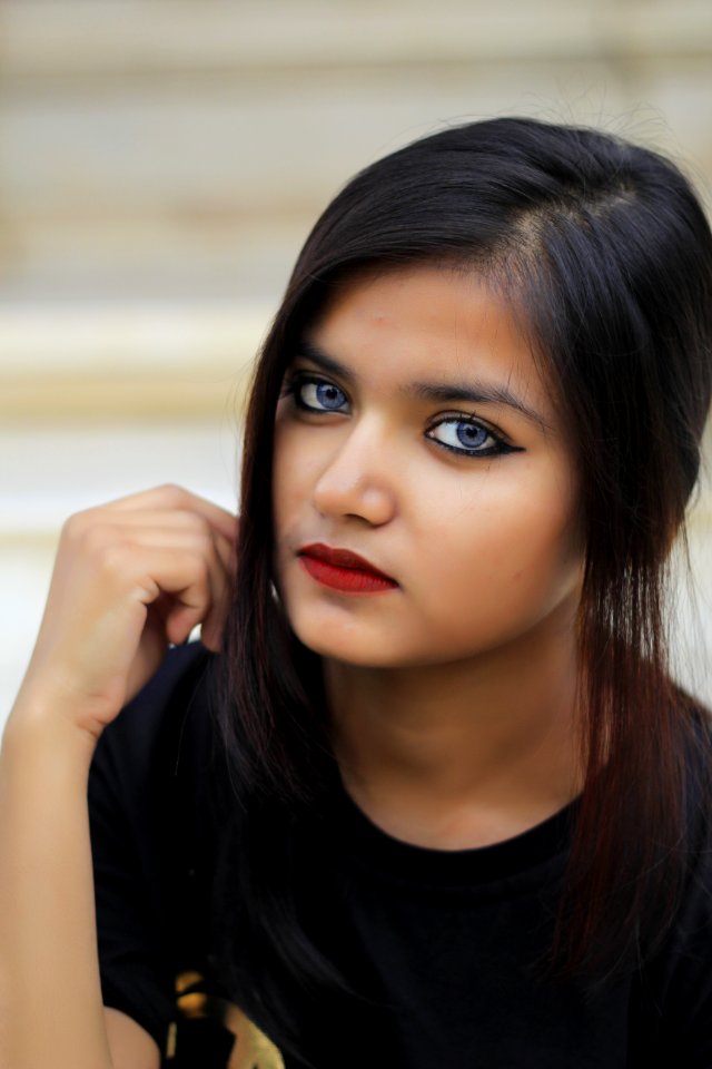 Shallow Focus Photography Of Woman In Black Crew Neck Shirt photo