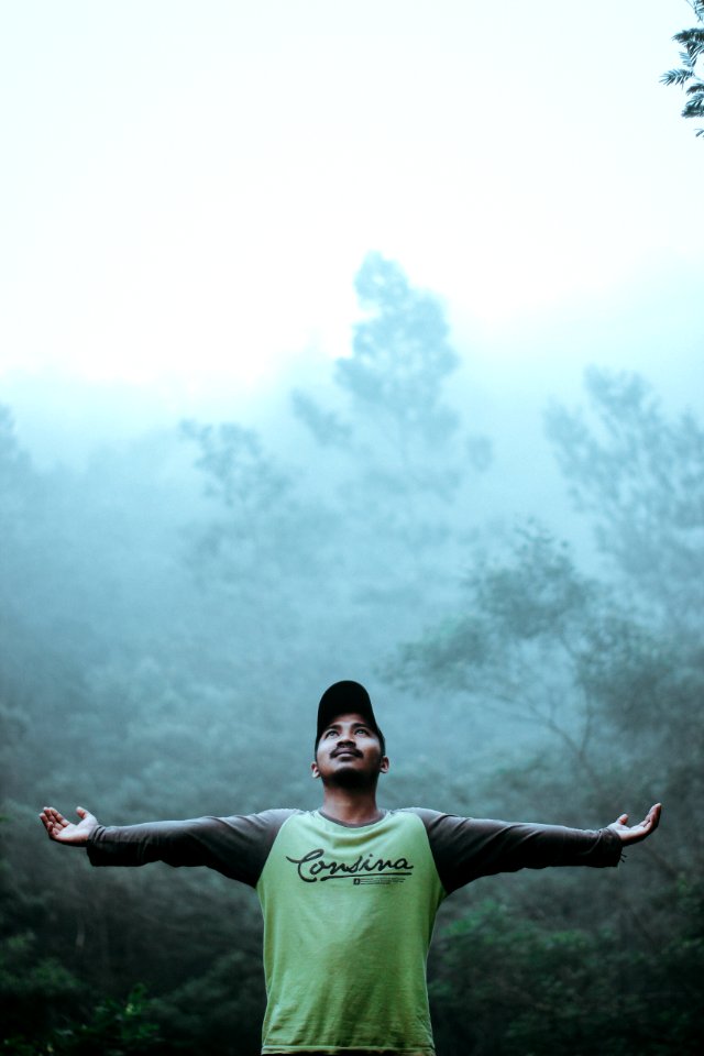 Man Wearing Black And Green Long Sleeve Shirt And Cap photo