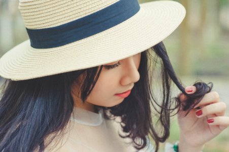 Selective Focus Photography Of Woman With Brown Sun Hat photo