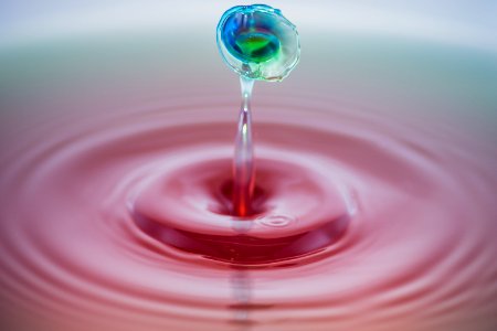 Shallow Focus Photography Of Water Droplet photo