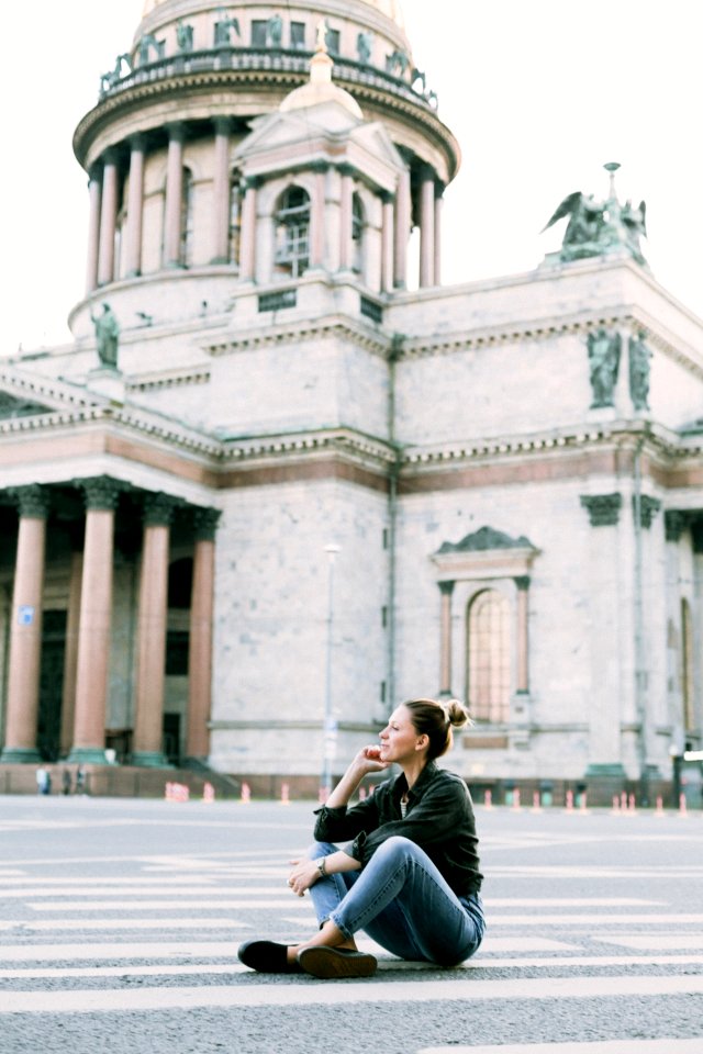 Woman Wearing Black Long-sleeved Shirt And Blue-washed Boyfriends Jeans Sitting Gesture