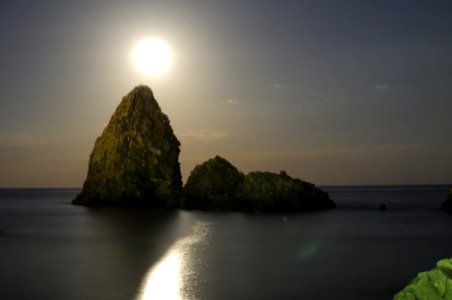 Acitrezza Faraglioni Moon Rise Sicilia Italy Italia - Creative Commons By Gnuckx