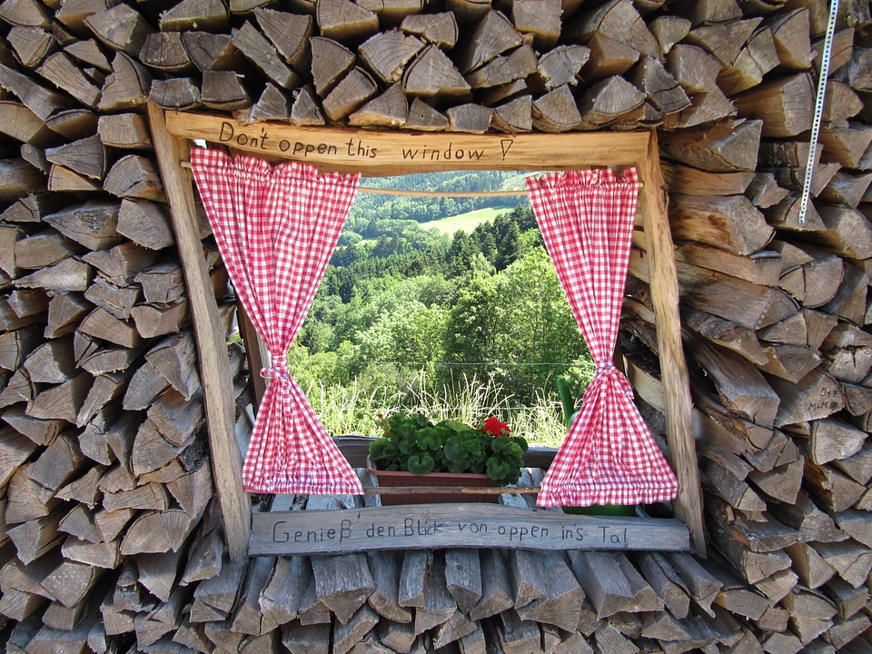 Holzstapel window black forest