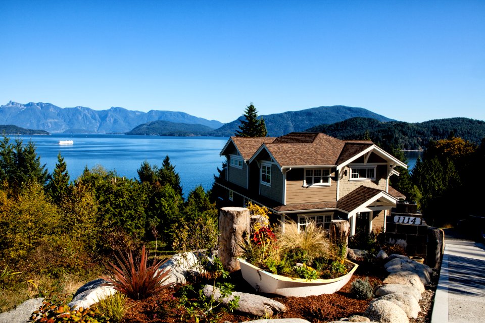 House Lake Mountains