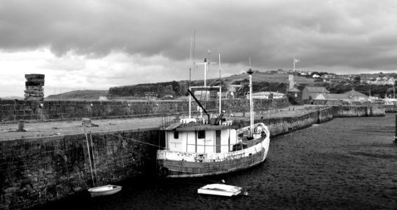 Bay Black-and-white Boat