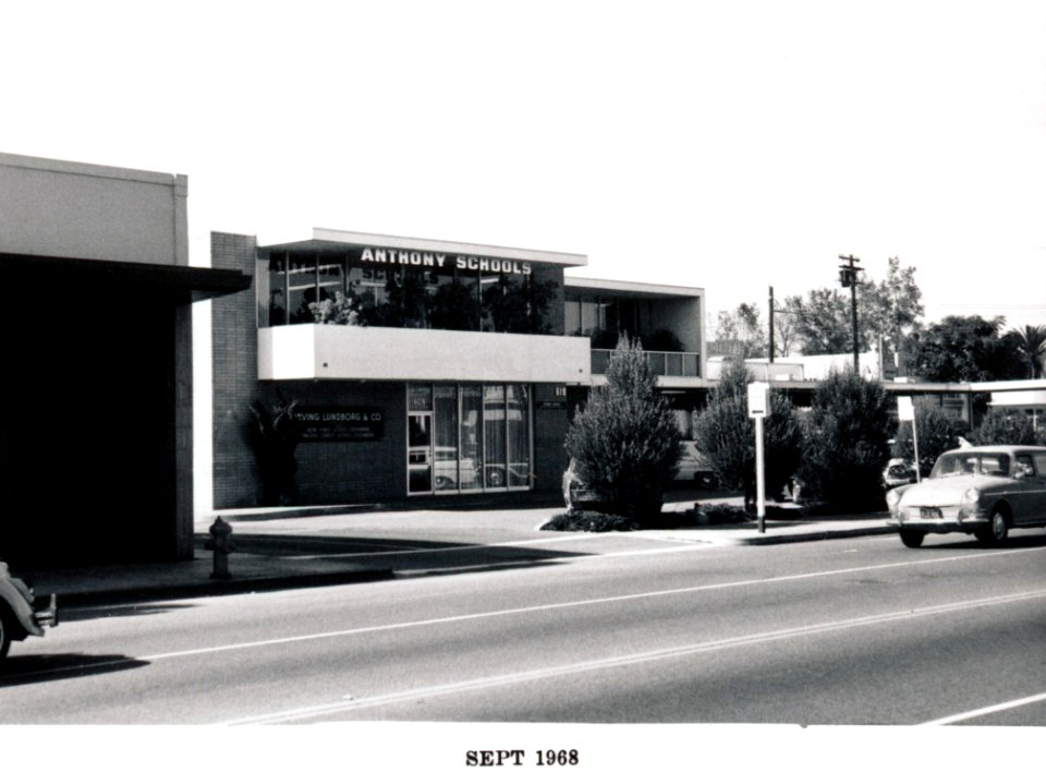 Menlo Park 1968 Santa Cruz Avenue - North Side Front