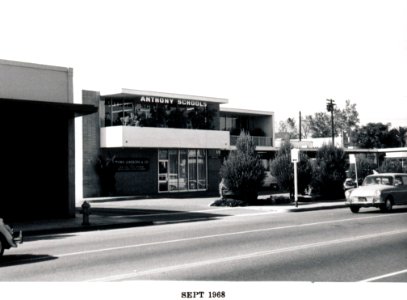 Menlo Park 1968 Santa Cruz Avenue - North Side Front