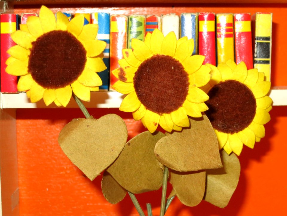 Sonnenblumen Vor Bcherwand