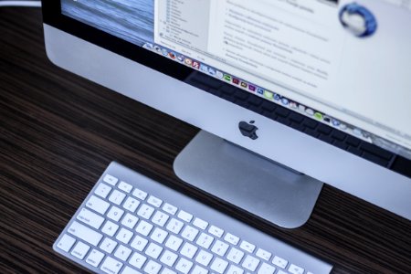 Apple Computer With Keyboard