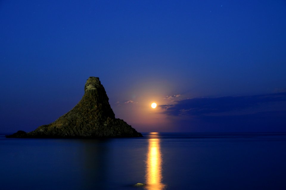 Acitrezza Faraglioni Moon Rise Sicilia Italy Italia - Creative Commons By Gnuckx