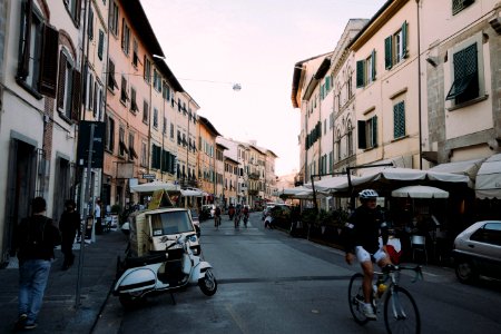 STREET SCENE IN PISA TUSCANY