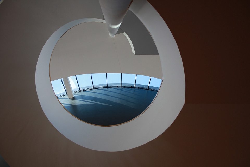 Spiral staircase twisted structure