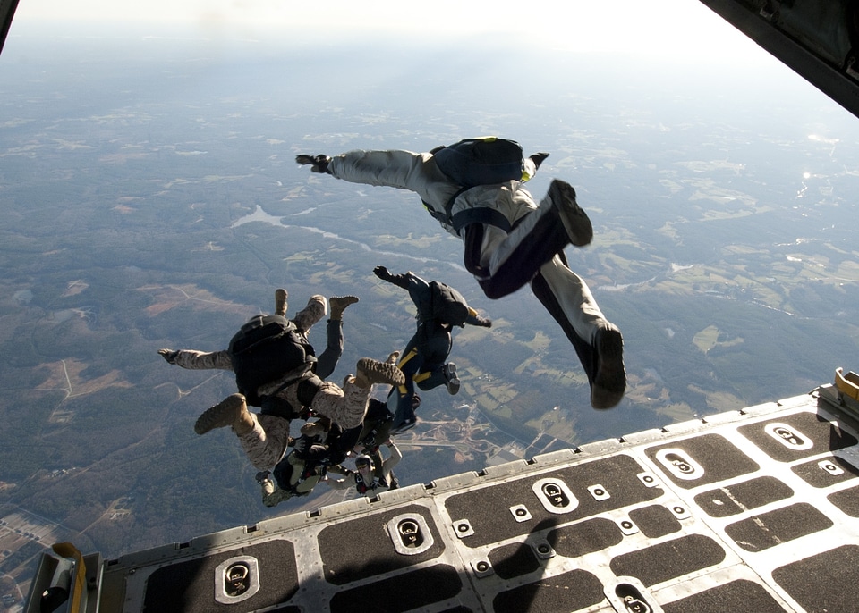 Skydiving airplane troops