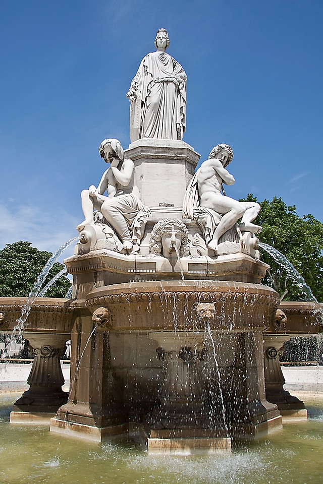 France statue water games
