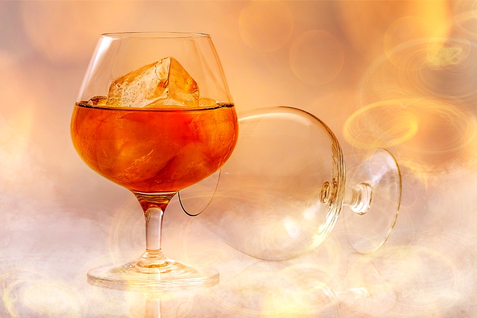 Clear Short Stem Wine Glass With Beverage