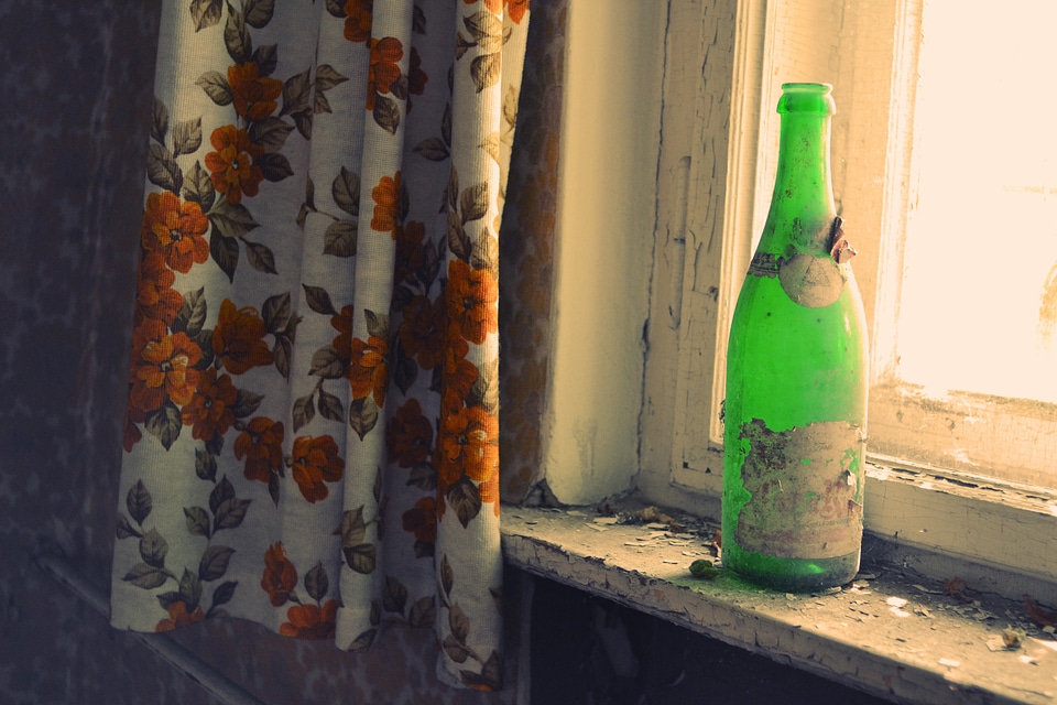 Curtain pattern window