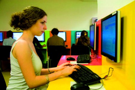 Etudiante En Salle Informatique