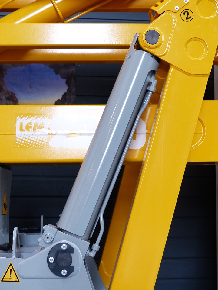 Construction machine raise lower