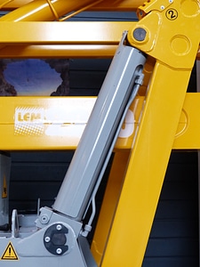 Construction machine raise lower