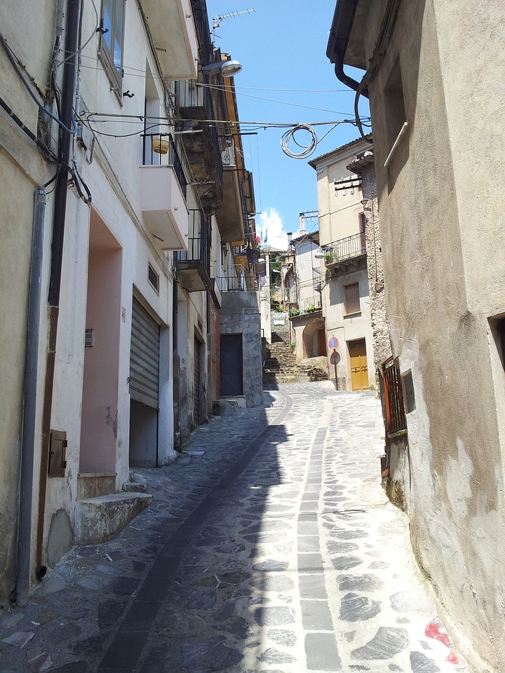 Ascent narrow lane calabria