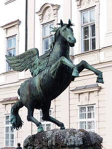 Statue bronze wing