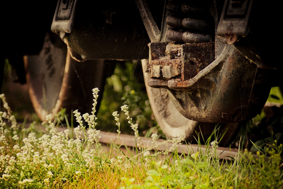 Metal wheel railway