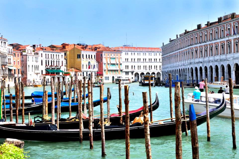 Gondolas At Hotel Ca Sagredo - Grand Canal - Rialto - Venice Italy Venezia - Creative Commons By Gnuckx