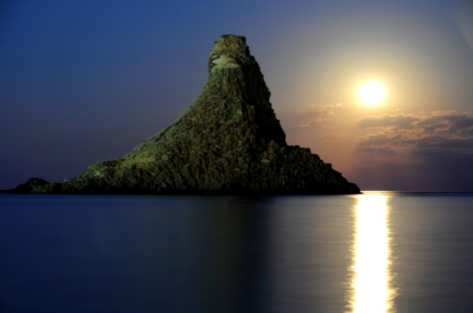 Acitrezza Faraglioni Moon Rise Sicilia Italy Italia - Creative Commons By Gnuckx