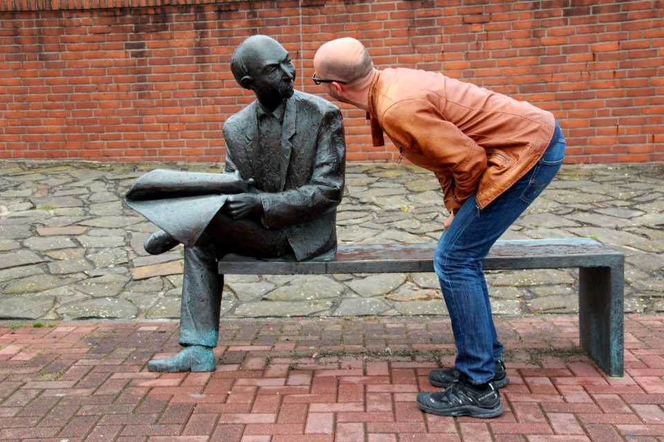 Statue Sitting Monument Sculpture