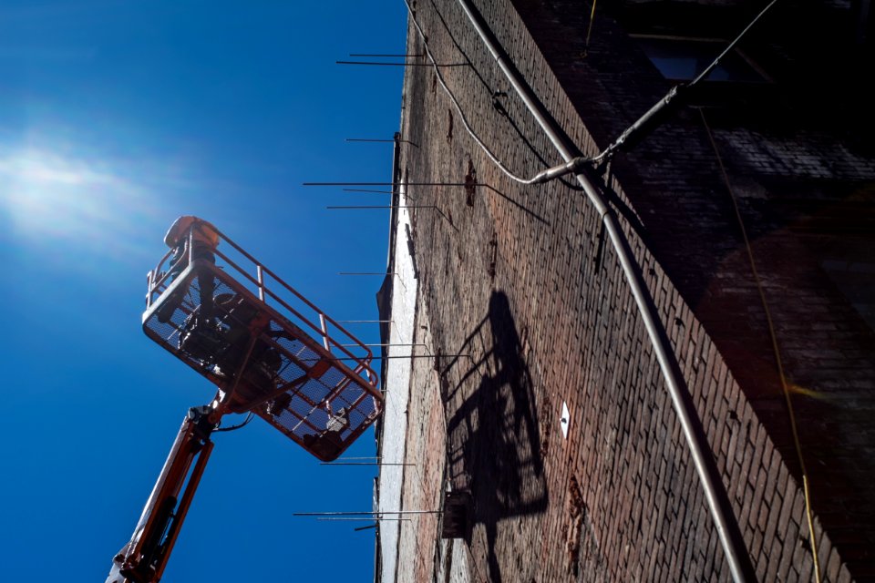 Working In The Hot Summer Sun-vancouver-gastown-xe2-20150609-DSCF6452