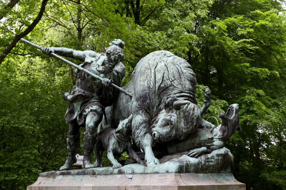 Tiergarten Bison Hunt Statue