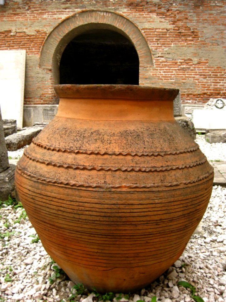 Royal-court-amphora