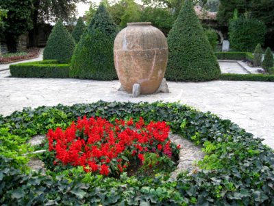 Round-flower-bed-and-amphora