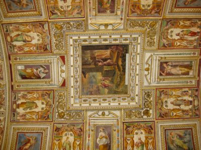 Rich-decorated-ceiling