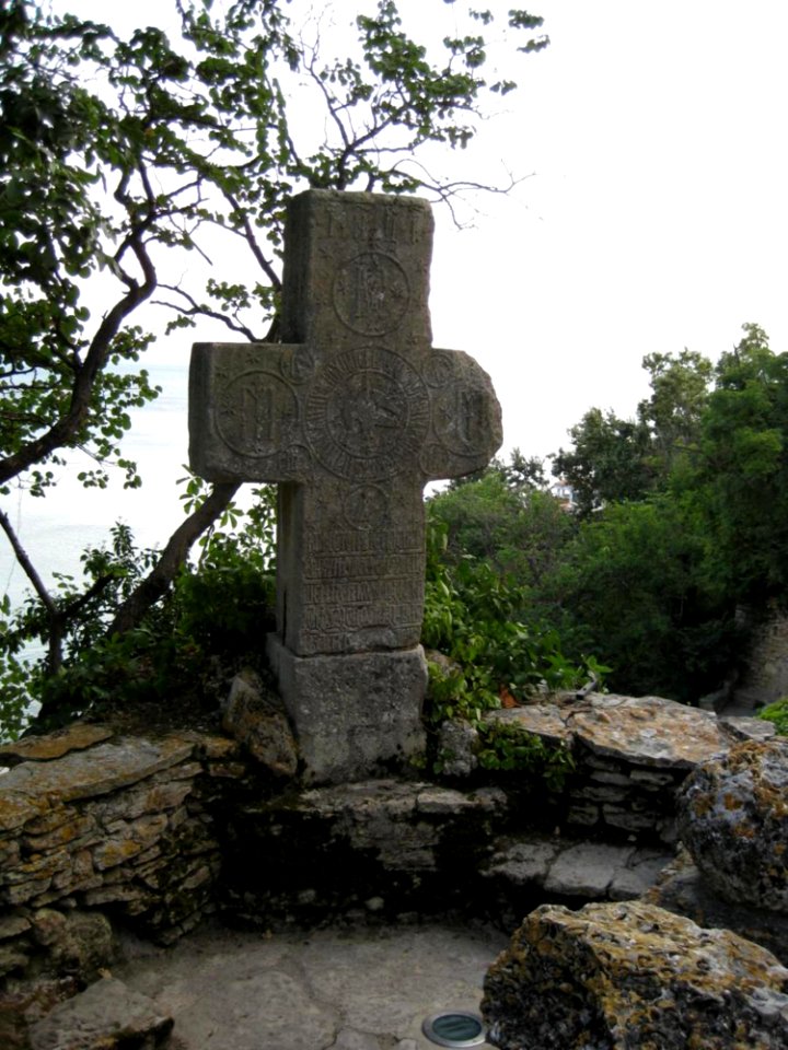 Queen-mary-stone-cross